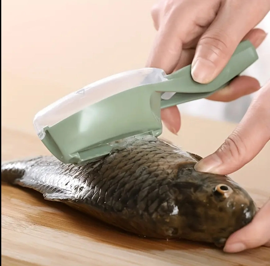 Fish DeScaler with covered containment lid